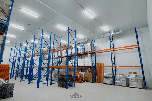 Racked warehouse cooler with pallet racking